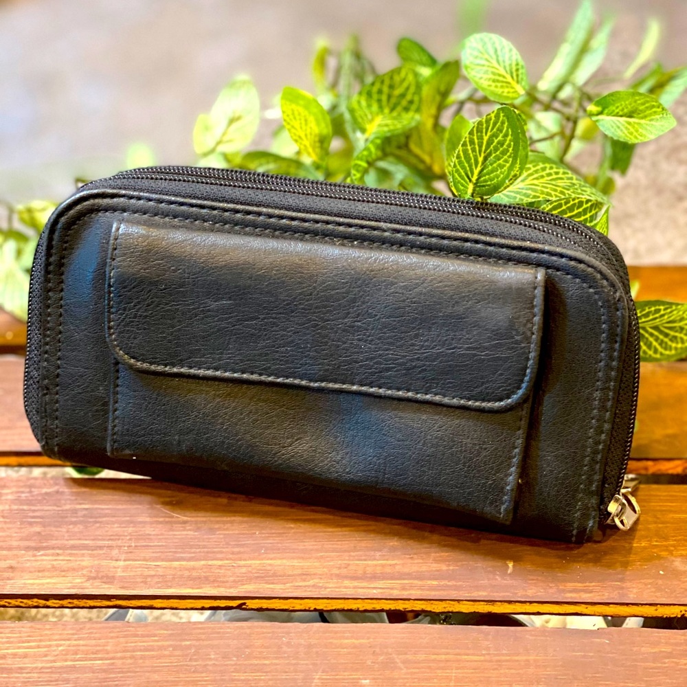Classics Black Leather Multi-use Wallet